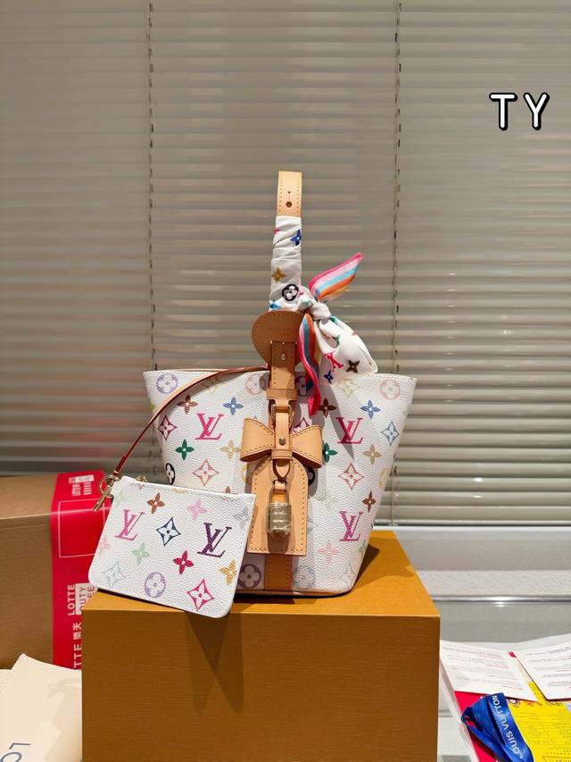 牛皮版本 全钢 配丝巾 本款 村上隆三彩系列All Inbb手袋为Monogram帆布搭配亮泽金属件,以标志性挂锁和名牌彰显经典格调。可调节肩带延续品牌制箱传承 牛皮版本 全钢 配丝巾 本款 村上隆三彩系列All Inbb手袋为Monogram帆布搭配亮泽金属件,以标志性挂锁和名牌彰显经典格调。可调节肩带延续品牌制箱传承