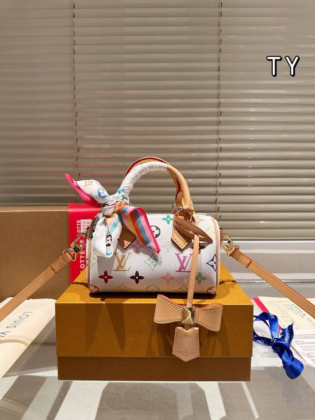 牛皮版本 全钢 配丝巾 Lv Nano Speedy 16 村上隆白三彩 枕头包 Lv 新款系列 枕头包 手袋,全网首发 Lv Speedy Nano 枕头包这 牛皮版本 全钢 配丝巾 Lv Nano Speedy 16 村上隆白三彩 枕头包 Lv 新款系列 枕头包 手袋,全网首发 Lv Speedy Nano 枕头包这