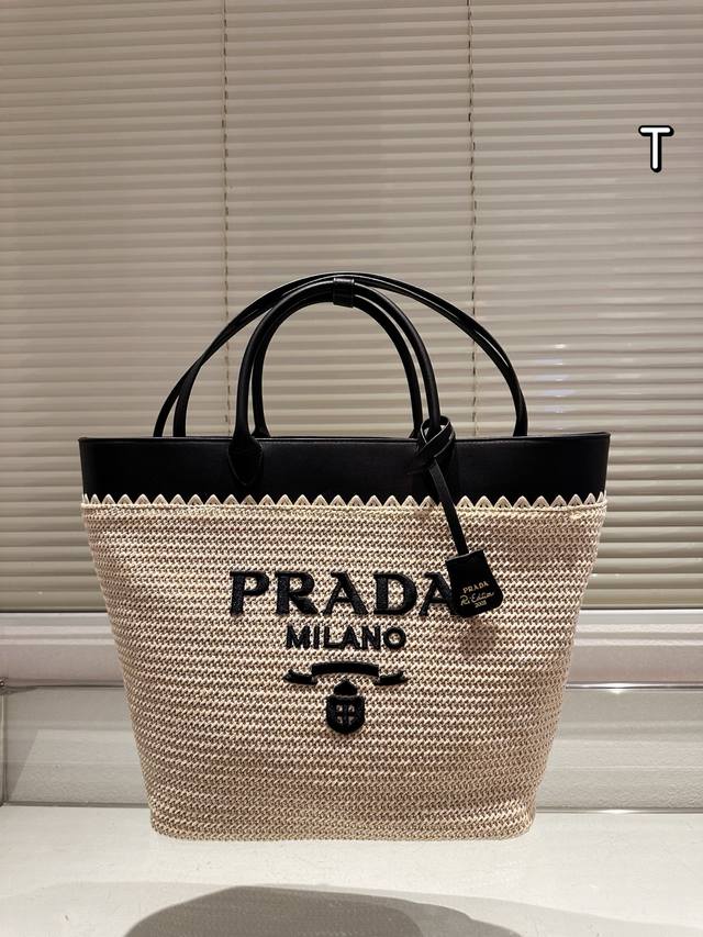 Prada绝美草编包 是背 Prada 阳光草编包的夏天啦 马上夏至了,来推荐这只 Prada阳光草编包 编织和皮革,清爽也文艺,让你也可甜可美。设计也非常实用 Prada绝美草编包 是背 Prada 阳光草编包的夏天啦 马上夏至了,来推荐这只 Prada阳光草编包 编织和皮革,清爽也文艺,让你也可甜可美。设计也非常实用