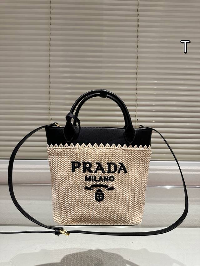 Prada绝美草编包 是背 Prada 阳光草编包的夏天啦 马上夏至了,来推荐这只 Prada阳光草编包 编织和皮革,清爽也文艺,让你也可甜可美。设计也非常实用 Prada绝美草编包 是背 Prada 阳光草编包的夏天啦 马上夏至了,来推荐这只 Prada阳光草编包 编织和皮革,清爽也文艺,让你也可甜可美。设计也非常实用