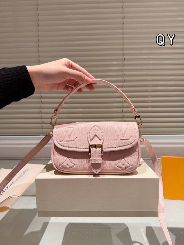 原单 Lv Nano Diane牛皮腋下法棍包 全钢五金全套礼盒包装 尺寸 18 12Cm 原单 Lv Nano Diane牛皮腋下法棍包 全钢五金全套礼盒包装 尺寸 18 12Cm