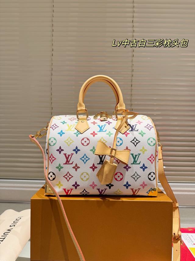 原单牛皮 Lv新品 三彩枕头包包 手提斜挎 超大容量 推荐 尺寸27 配礼盒 原单牛皮 Lv新品 三彩枕头包包 手提斜挎 超大容量 推荐 尺寸27 配礼盒