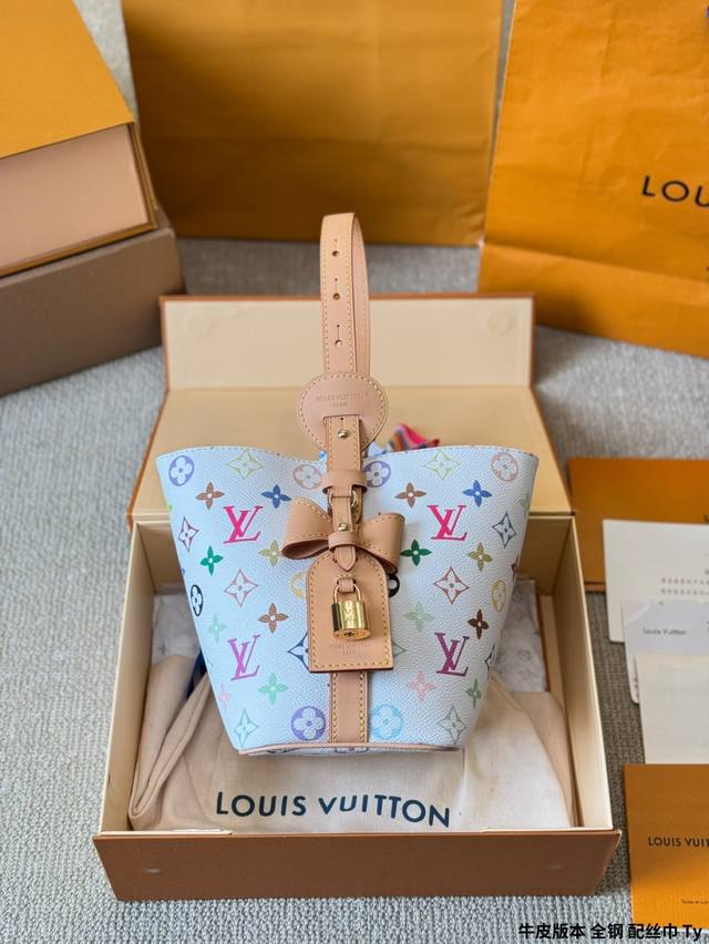 牛皮版本 全钢 配丝巾 本款 村上隆三彩系列All Inbb手袋为Monogram帆布搭配亮泽金属件,以标志性挂锁和名牌彰显经典格调。可调节肩带延续品牌制箱传承 牛皮版本 全钢 配丝巾 本款 村上隆三彩系列All Inbb手袋为Monogram帆布搭配亮泽金属件,以标志性挂锁和名牌彰显经典格调。可调节肩带延续品牌制箱传承