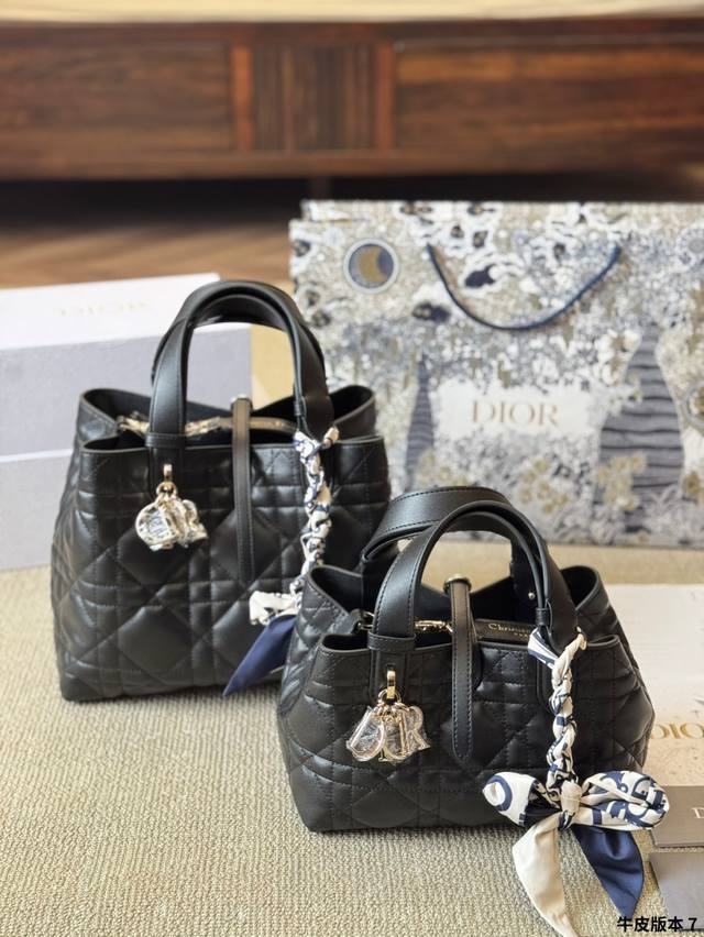 牛皮版本 Dior Toujours我愿称之为本季神作 Dior新款Toujours这款包包真的有太多抓住我的点了巴首先它的包身非常的轻3 四其次它是选用非常柔 牛皮版本 Dior Toujours我愿称之为本季神作 Dior新款Toujours这款包包真的有太多抓住我的点了巴首先它的包身非常的轻3 四其次它是选用非常柔