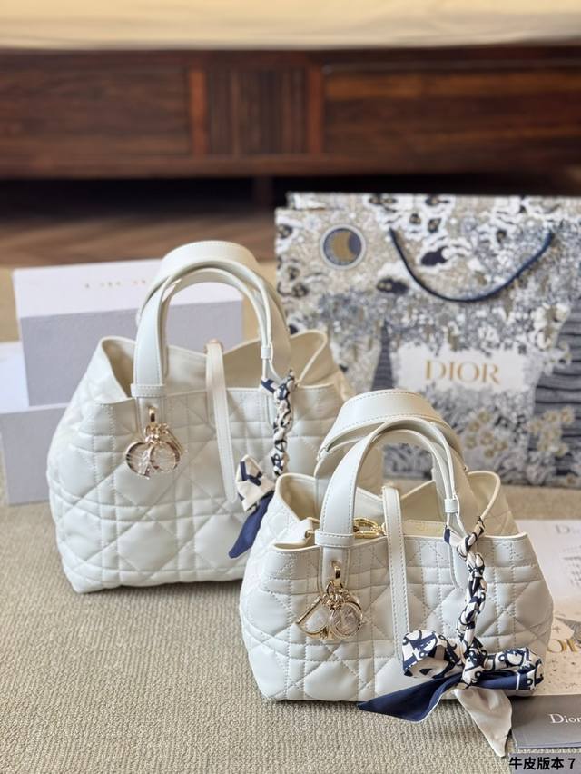 牛皮版本 Dior Toujours我愿称之为本季神作 Dior新款Toujours这款包包真的有太多抓住我的点了巴首先它的包身非常的轻3 四其次它是选用非常柔 牛皮版本 Dior Toujours我愿称之为本季神作 Dior新款Toujours这款包包真的有太多抓住我的点了巴首先它的包身非常的轻3 四其次它是选用非常柔
