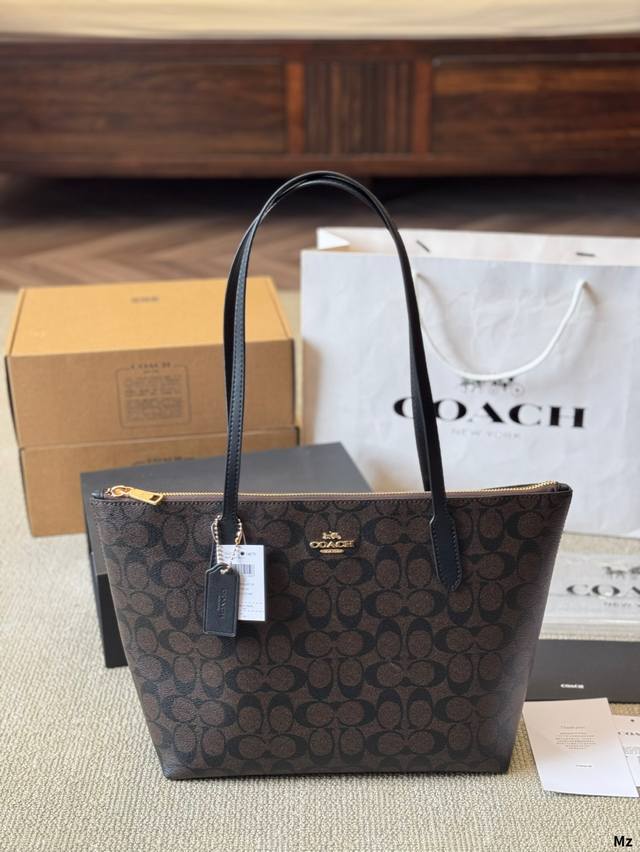 牛皮版本 Coach 新品 Fiona Zip Tote 23 Coach 新品 Fiona 托特23来了 这个尺寸的包包,感觉大小也是很合适 有自带拉链设计, 牛皮版本 Coach 新品 Fiona Zip Tote 23 Coach 新品 Fiona 托特23来了 这个尺寸的包包,感觉大小也是很合适 有自带拉链设计,