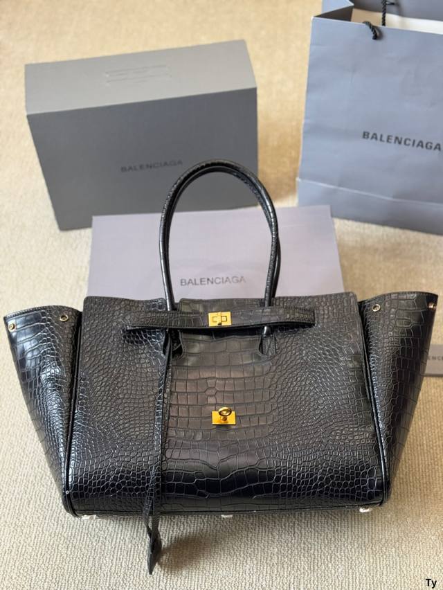 卡戴珊Look 巴黎世家 甲甲卡戴珊 Kim Kardashian 套装巴黎世家家的 铂金包Balenciaga Belair 黑色机车过膝靴穿出了卡戴珊的霸气 卡戴珊Look 巴黎世家 甲甲卡戴珊 Kim Kardashian 套装巴黎世家家的 铂金包Balenciaga Belair 黑色机车过膝靴穿出了卡戴珊的霸气