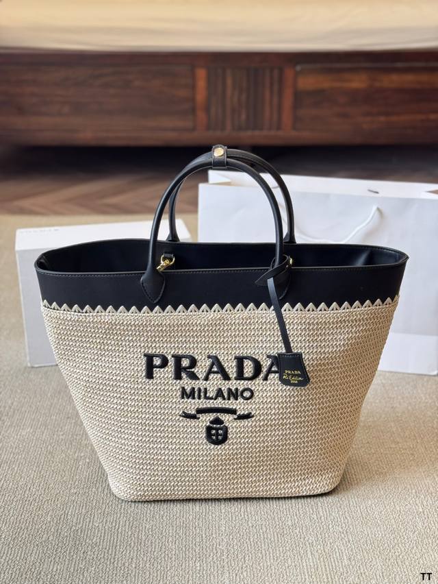 Prada绝美草编包 是背 Prada 阳光草编包的夏天啦 马上夏至了,来推荐这只 Prada阳光草编包 编织和皮革,清爽也文艺,让你也可甜可美。设计也非常实用 Prada绝美草编包 是背 Prada 阳光草编包的夏天啦 马上夏至了,来推荐这只 Prada阳光草编包 编织和皮革,清爽也文艺,让你也可甜可美。设计也非常实用