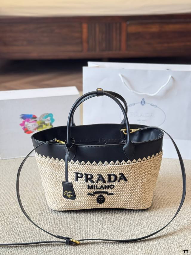 Prada绝美草编包 是背 Prada 阳光草编包的夏天啦 马上夏至了,来推荐这只 Prada阳光草编包 编织和皮革,清爽也文艺,让你也可甜可美。设计也非常实用 Prada绝美草编包 是背 Prada 阳光草编包的夏天啦 马上夏至了,来推荐这只 Prada阳光草编包 编织和皮革,清爽也文艺,让你也可甜可美。设计也非常实用