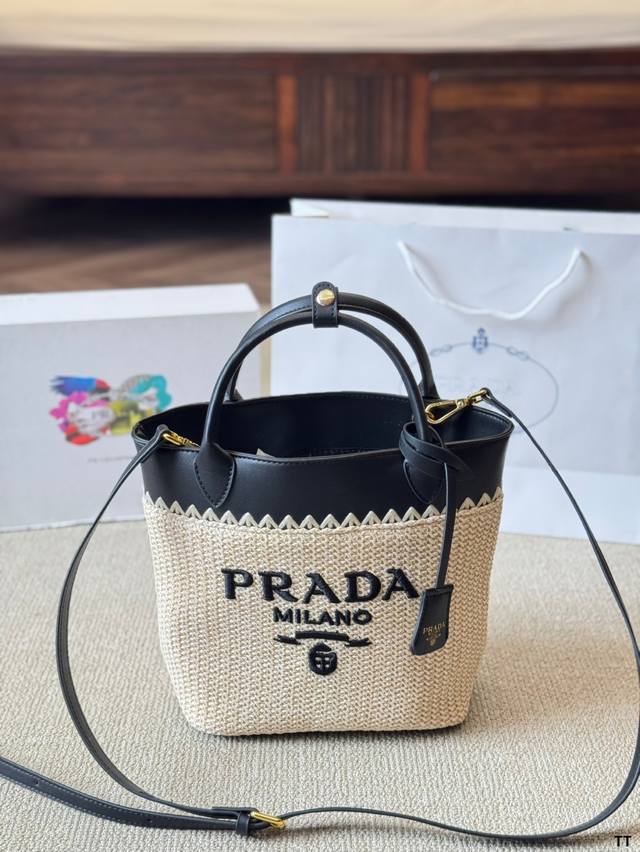 Prada绝美草编包 是背 Prada 阳光草编包的夏天啦 马上夏至了,来推荐这只 Prada阳光草编包 编织和皮革,清爽也文艺,让你也可甜可美。设计也非常实用 Prada绝美草编包 是背 Prada 阳光草编包的夏天啦 马上夏至了,来推荐这只 Prada阳光草编包 编织和皮革,清爽也文艺,让你也可甜可美。设计也非常实用