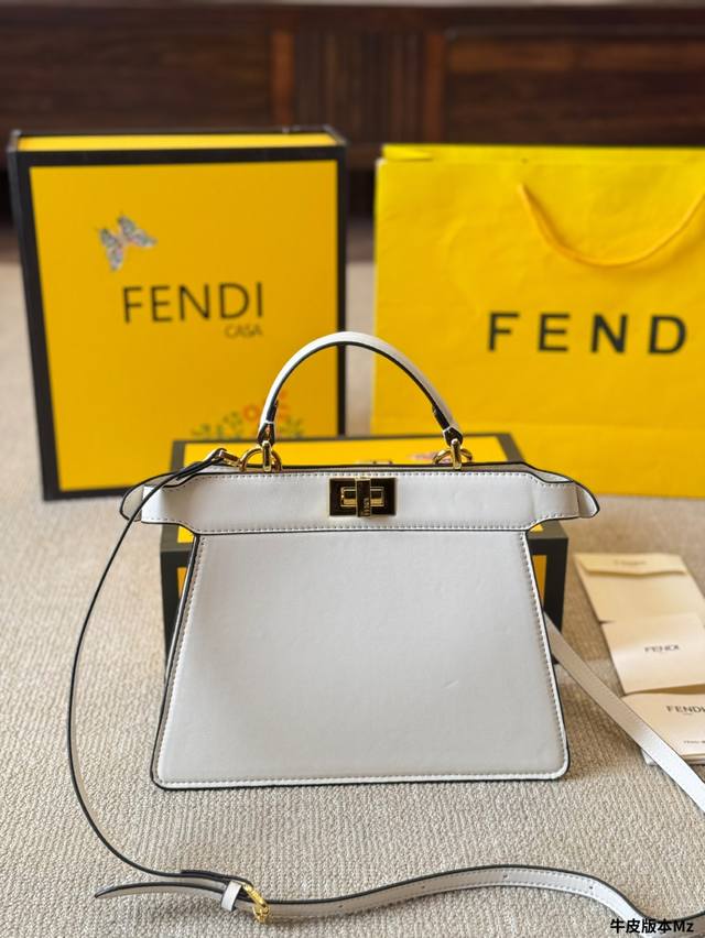 牛皮版本 Fendipeekaboo手袋,简直是低调奢华的代名词! 回这款包包以其独特的开合设计和经典的双面皮革,展现了无与伦比的精致感。中等容量,非常适合日常 牛皮版本 Fendipeekaboo手袋,简直是低调奢华的代名词! 回这款包包以其独特的开合设计和经典的双面皮革,展现了无与伦比的精致感。中等容量,非常适合日常