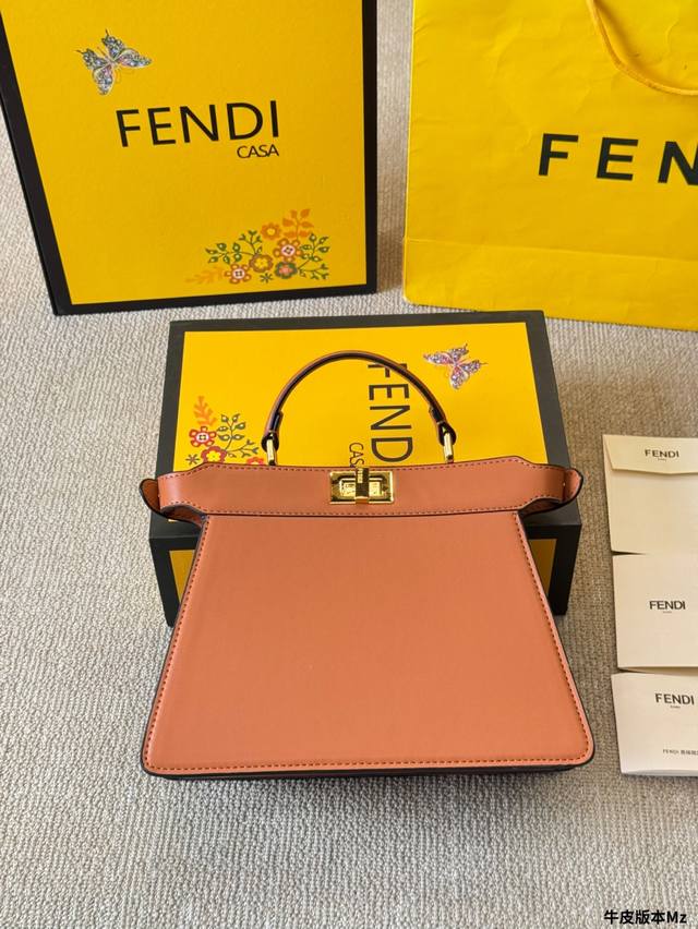 牛皮版本 Fendipeekaboo手袋,简直是低调奢华的代名词! 回这款包包以其独特的开合设计和经典的双面皮革,展现了无与伦比的精致感。中等容量,非常适合日常 牛皮版本 Fendipeekaboo手袋,简直是低调奢华的代名词! 回这款包包以其独特的开合设计和经典的双面皮革,展现了无与伦比的精致感。中等容量,非常适合日常