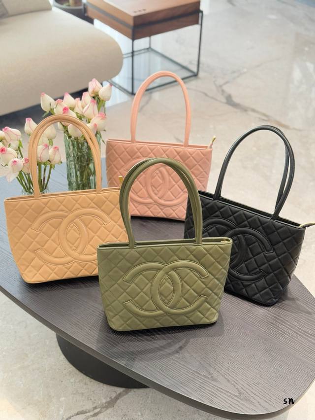 Chanel中古希尔顿%材质:鱼子酱牛皮中古包上身:手提腋下 容量:很大开合很方便 尺寸: 30*24防尘袋包装 Chanel中古希尔顿%材质:鱼子酱牛皮中古包上身:手提腋下 容量:很大开合很方便 尺寸: 30*24防尘袋包装