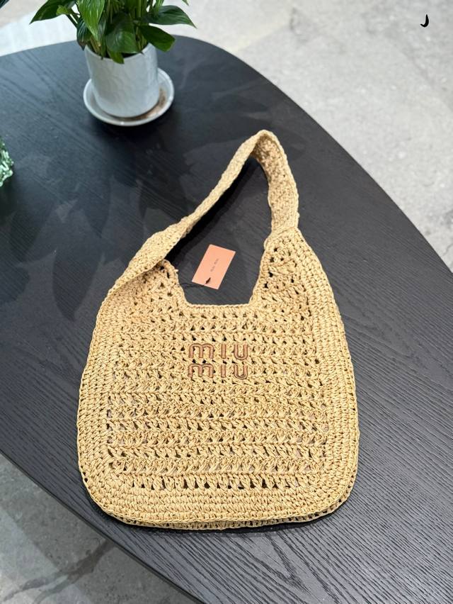 Miumiu拉菲草托特杏色 这个真的让你们等很久了容量超级大,能让你装上出门必需品可以装重要物品喔 #Miumiu Miumiu拉菲草托特杏色 这个真的让你们等很久了容量超级大,能让你装上出门必需品可以装重要物品喔 #Miumiu