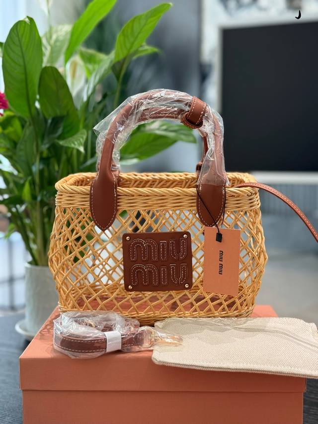 Miumiu美包包,浓郁的少女气息 独特色泽与率性的造型太高级啦~每一处设计都散发着少女的甜美与不羁的气质无论是黑色的皮质还是独特的编织款式~都显露出浪漫奢华~ Miumiu美包包,浓郁的少女气息 独特色泽与率性的造型太高级啦~每一处设计都散发着少女的甜美与不羁的气质无论是黑色的皮质还是独特的编织款式~都显露出浪漫奢华~