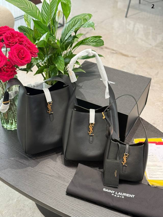 尊嘟很难不爱黑金Hobo水桶包好有质感哇后黑金色就是古希腊掌管高级的神 牛皮革,绒面革衬里,开放包口方便拿取 古铜色金属配件,金属钩扣开合设计 Ysl Hobo 尊嘟很难不爱黑金Hobo水桶包好有质感哇后黑金色就是古希腊掌管高级的神 牛皮革,绒面革衬里,开放包口方便拿取 古铜色金属配件,金属钩扣开合设计 Ysl Hobo