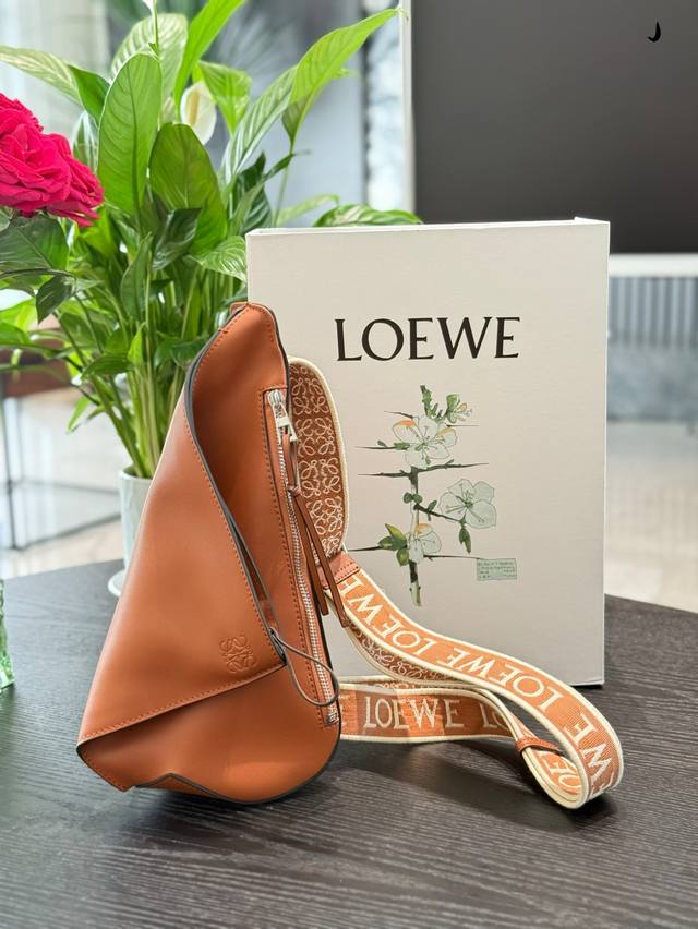 Loewe新款男士单肩包Anton Sling Loewe-- Anton Sling单肩包 独特的三角笋包形状,胸前背比身后背更好看针。外层由法国粒面小牛皮纯 Loewe新款男士单肩包Anton Sling Loewe-- Anton Sling单肩包 独特的三角笋包形状,胸前背比身后背更好看针。外层由法国粒面小牛皮纯