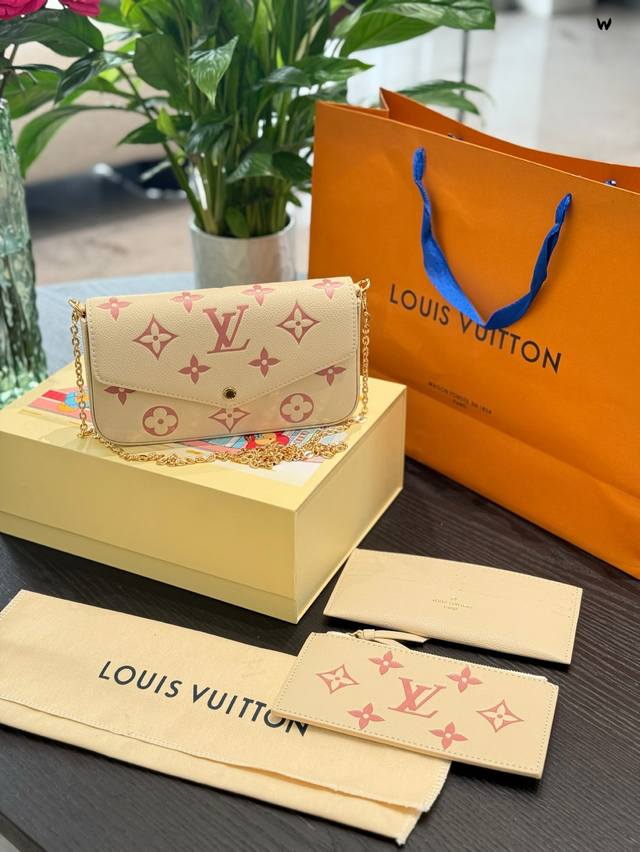 三合一 谁懂啊对这种糯叽叽的粉色尊嘟没有抵抗力真真是长在我心巴↑的包包了8 Lv真的太会了 牛皮版本尊的很抬气质谁懂,好温柔 搭配小裙子 卫衣 Jk等都可以驾驭 三合一 谁懂啊对这种糯叽叽的粉色尊嘟没有抵抗力真真是长在我心巴↑的包包了8 Lv真的太会了 牛皮版本尊的很抬气质谁懂,好温柔 搭配小裙子 卫衣 Jk等都可以驾驭