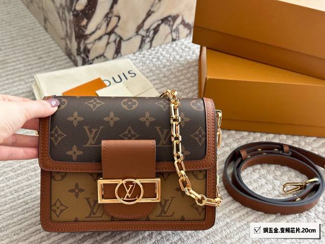 配盒 钢五金 Size: 20*15Cm 小号 L家 达芙妮 配链条肩带 此款对版细节高质量 又改良五金!五金卡扣的增加 也更加稳固, 全面升级!!! 配盒 钢五金 Size: 20*15Cm 小号 L家 达芙妮 配链条肩带 此款对版细节高质量 又改良五金!五金卡扣的增加 也更加稳固, 全面升级!!!