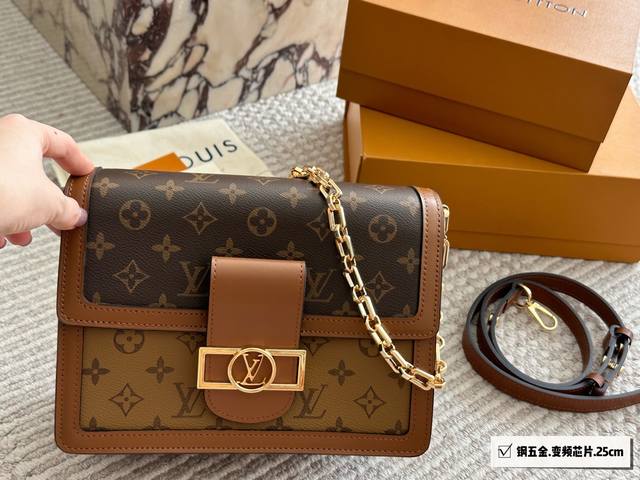 配盒 钢五金 Size: 25*20Cm 大号 L家 达芙妮 配链条肩带 此款对版细节高质量 又改良五金!五金卡扣的增加 也更加稳固, 全面升级!!! 配盒 钢五金 Size: 25*20Cm 大号 L家 达芙妮 配链条肩带 此款对版细节高质量 又改良五金!五金卡扣的增加 也更加稳固, 全面升级!!!