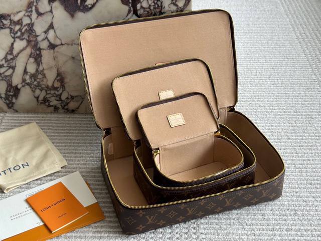 Lv邂逅风格现代的旅行珠宝盒。老花收纳箱化妆包盒子珠宝盒,优雅的红色米色超细纤维内衬,此款精美雅致的Monogram珍品能够妥善保管耳环、项链、手镯与戒指。 尺 Lv邂逅风格现代的旅行珠宝盒。老花收纳箱化妆包盒子珠宝盒,优雅的红色米色超细纤维内衬,此款精美雅致的Monogram珍品能够妥善保管耳环、项链、手镯与戒指。 尺