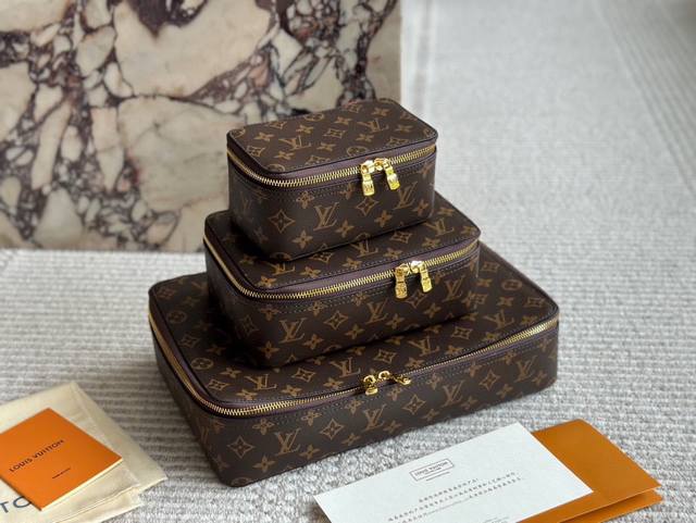 Lv邂逅风格现代的旅行珠宝盒。老花收纳箱化妆包盒子珠宝盒,优雅的红色米色超细纤维内衬,此款精美雅致的Monogram珍品能够妥善保管耳环、项链、手镯与戒指。 尺 Lv邂逅风格现代的旅行珠宝盒。老花收纳箱化妆包盒子珠宝盒,优雅的红色米色超细纤维内衬,此款精美雅致的Monogram珍品能够妥善保管耳环、项链、手镯与戒指。 尺